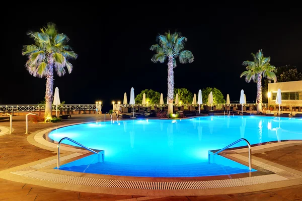 Pool i natt belysning, halkidiki, Grekland — Stockfoto