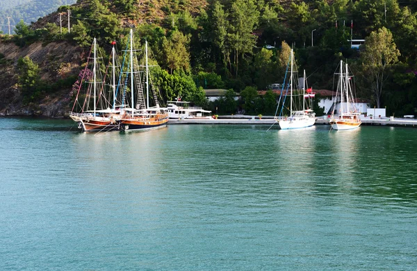 Jachten op de pier op Mediterrane Turkse resort, fethiye, tur — Stockfoto