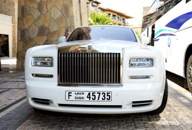 Dubai, Birleşik Arap Emirlikleri - 9 Eylül: lüks rolls-royce limuzin yakın lüks otel 9 Eylül 2013 olan dubai, Birleşik Arap Emirlikleri