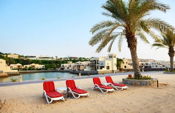 Praia do hotel de luxo durante o pôr do sol, Ras Al Khaima, Emirados Árabes Unidos — Fotografia de Stock