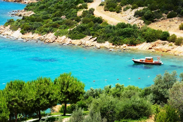 Turquoise water near beach on Turkish resort, Bodrum, Turkey — Stock Photo, Image