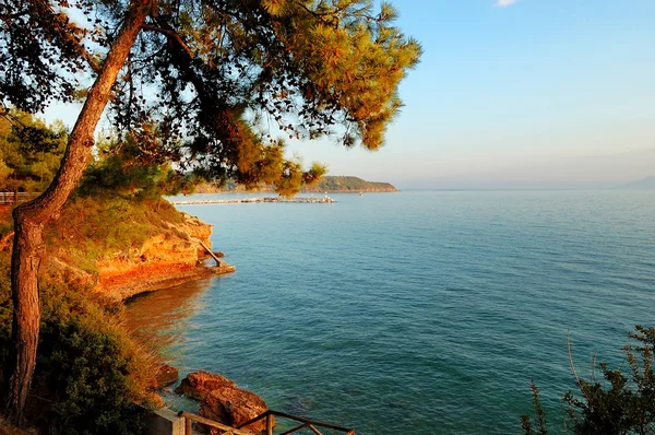 Spiaggia presso l'hotel di lusso durante il tramonto, isola di Taso, Grecia — Foto Stock