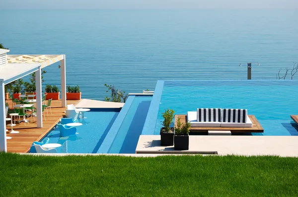 Infinity-Pool am Strand des modernen Luxushotels, Pier — Stockfoto