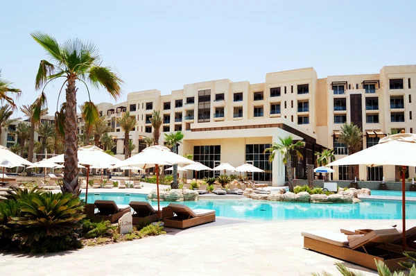 Piscina no hotel de luxo, Saadiyat ilha, Abu Dhabi, U — Fotografia de Stock