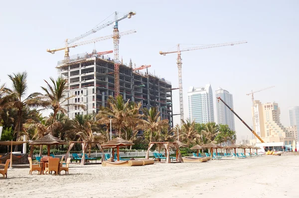 Kijk op het strand en de gebouwen van de luxe hotels, ajman, Verenigde Arabische Emiraten — Stockfoto