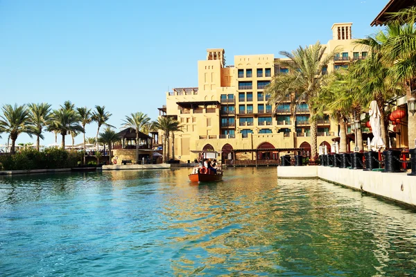 DUBAI, UAE - SEPTEMBER 9: View of the Souk Madinat Jumeirah and — Stock Photo, Image