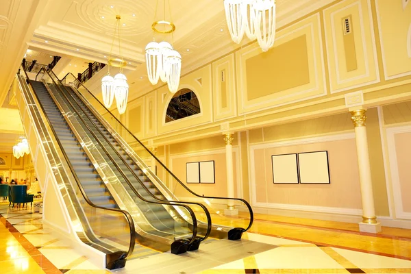 Lobby interior of the luxury hotel in night illumination, Ras Al — Stock Photo, Image