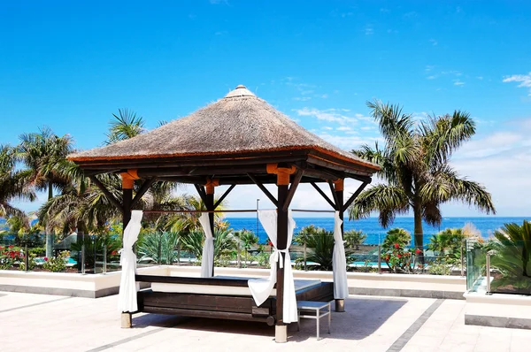 Hut in de buurt van strand en zwembad, eiland tenerife, Spanje — Stockfoto