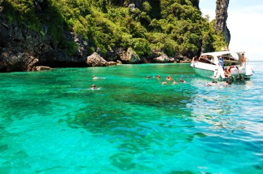 Koh phi phi, Tayland - 13 Eylül: şnorkel tur turistlere