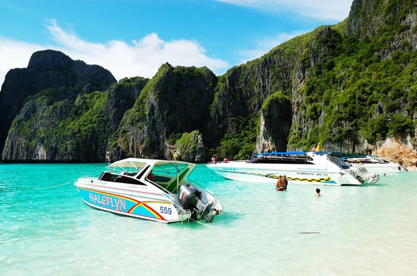 KOH PHI PHI, THAILAND - SETEMBRO 13: Barcos a motor em turquesa w — Fotografia de Stock