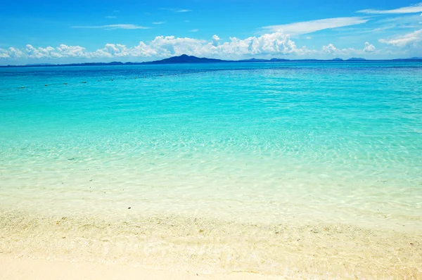 Eau turquoise claire à la plage près de l'île de Phi Phi, Thaïlande — Photo