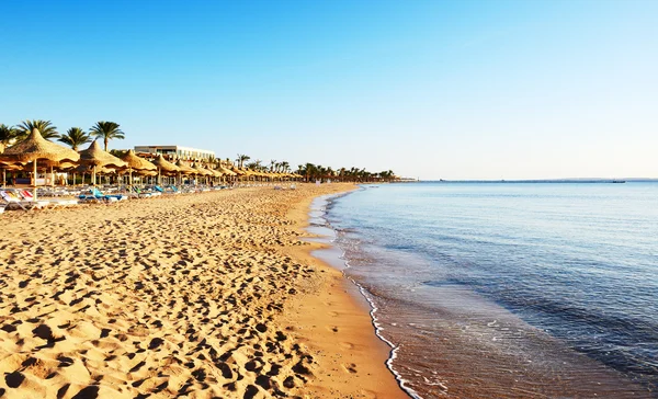 Praia no hotel de luxo, Sharm el Sheikh, Egito — Fotografia de Stock