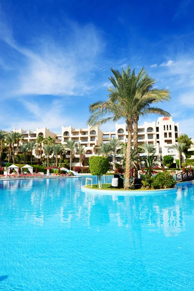 La piscina en el hotel de lujo, Sharm el Sheikh, Egipto — Foto de Stock