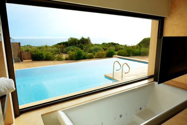 贅沢な別荘、pelopon によってプールのバスルームから海を見る — ストック写真