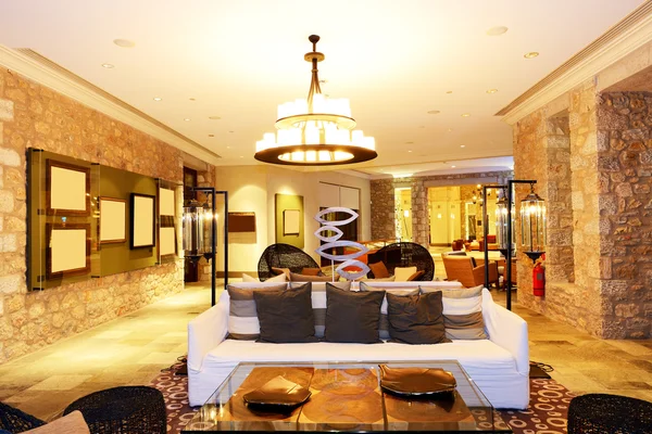 Velký lustr v hale v luxusním hotelu v noci illuminat — Stock fotografie