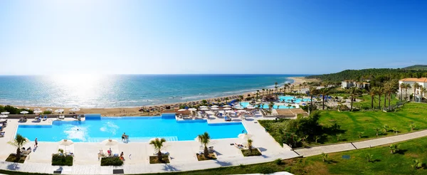 Panorama da praia no hotel de luxo, Peloponnes, Grécia — Fotografia de Stock