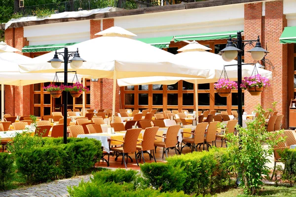 Открытый ресторан в современном роскошном отеле, Мармарис, Турция — стоковое фото