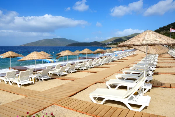 Het strand met zand bij luxe hotel, Bodrum, Turkije — Stockfoto