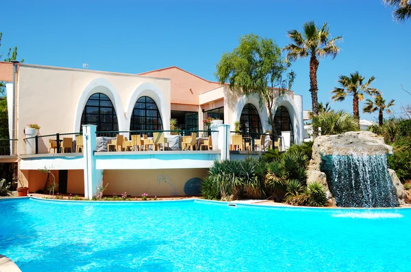 Piscina no moderno hotel de luxo, ilha de Thassos, Grécia — Fotografia de Stock