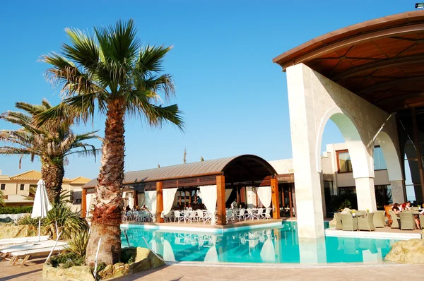 Modern lüks otelde Yüzme Havuzu ve açık hava restoranı, — Stok fotoğraf