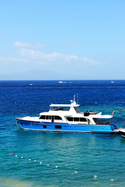 Recreation yacht at the pier on Turkish resort, Bodrum, Turkey — Stock Photo, Image