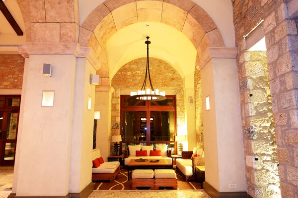 O grande lustre no lobby em hotel de luxo em iluminação noturna — Fotografia de Stock