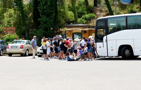 OLIMPIA, GRECIA - 10 DE JUNIO: El grupo de turistas comprando entradas —  Fotos de Stock