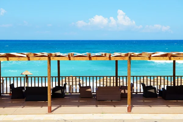 Taras w pobliżu plaży nad Morzem Jońskim w luksusowym hotelu, peloponnes — Zdjęcie stockowe