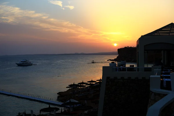 Pláž v luxusním hotelu při západu slunce, sharm el sheikh, egypt — Stock fotografie