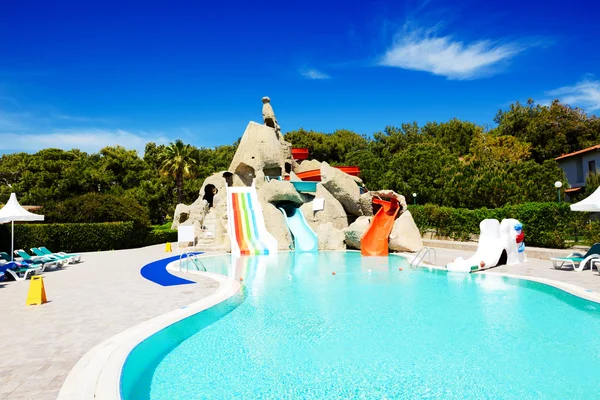 Parque acuático con toboganes de agua en hotel de lujo, Antalya, Turquía — Foto de Stock