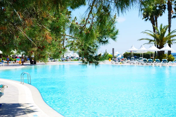 Basen w luksusowym hotelu, Antalya, Turcja — Zdjęcie stockowe