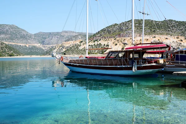 Yate de vela en el puerto en el complejo turco, Antalya, Turquía — Foto de Stock