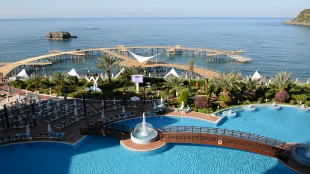 La piscina vicino alla spiaggia dell'hotel di lusso, Antalya, Turchia — Video Stock