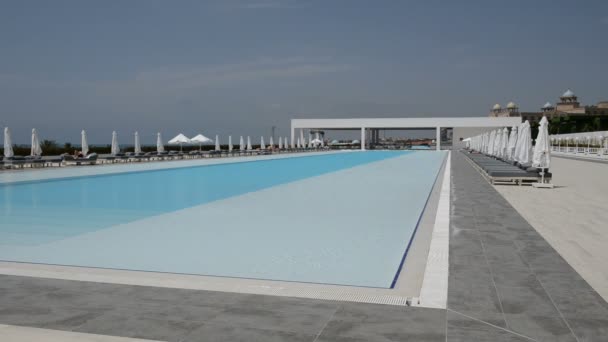 La piscina en el moderno hotel de lujo, Antalya, Turquía — Vídeos de Stock