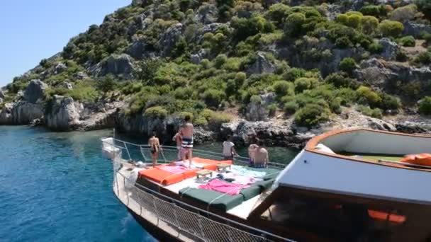 A cidade de pia Kekova e iate com turistas, Antalya, Turquia — Vídeo de Stock