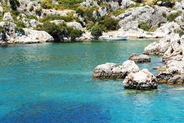 La barca di legno in riva al mare a Kekova, Antalya, Turchia — Foto Stock