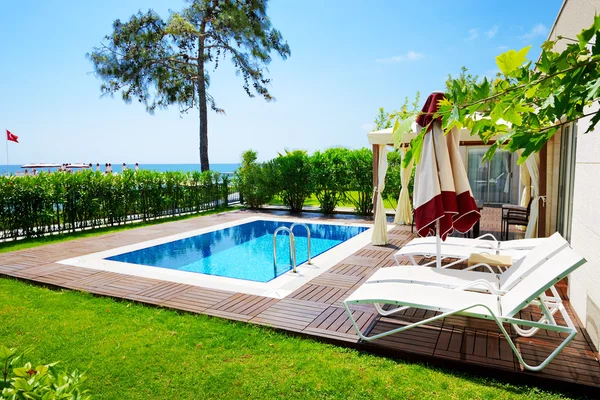Bazén v luxusní vile, antalya, Turecko — Stock fotografie