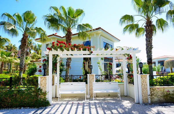 Bänkarna i lyxiga hotel, antalya, Turkiet — Stockfoto