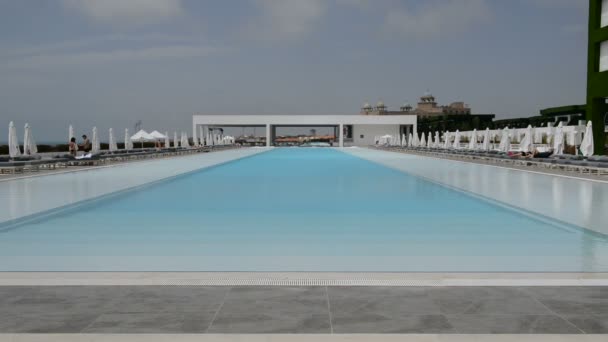 The swimming pool at the modern luxury hotel, Antalya, Turkey — Stock Video