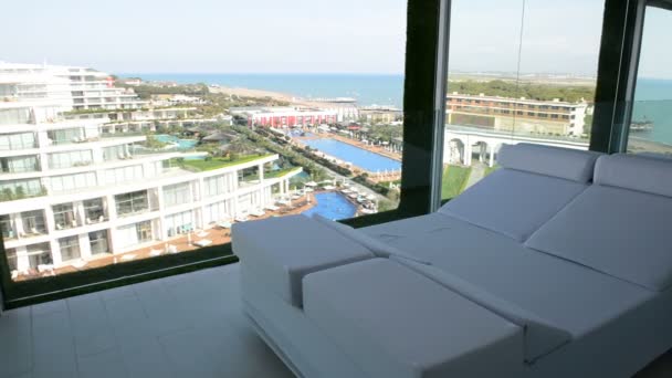 Panorámica de la vista desde el apartamento de un moderno hotel de lujo, Antalya, Turquía — Vídeo de stock