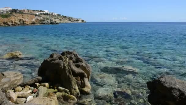 Las piedras cerca de la playa en el hotel de lujo, Creta, Grecia — Vídeo de stock