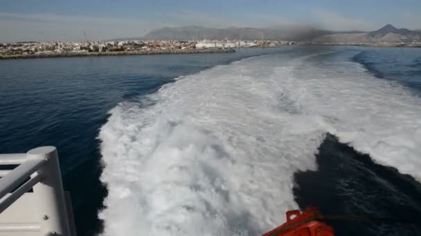 La vista desde el ferry de natación en la isla de Creta, Grecia — Vídeos de Stock