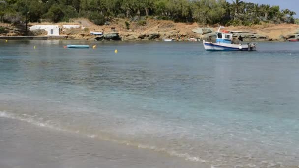 El barco tradicional griego para la pesca cerca de la playa, Creta, Grecia — Vídeos de Stock