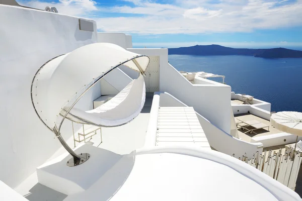 A rede vista mar no hotel de luxo, ilha de Santorini, Grécia — Fotografia de Stock