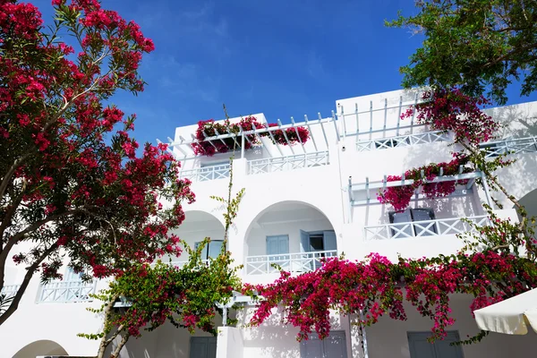 Construção de hotel em estilo grego tradicional, ilha de Santorini , — Fotografia de Stock