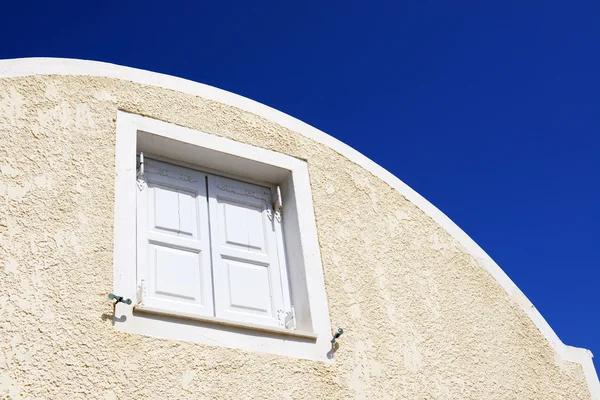 The window in building of hotel in traditional Greek style, Sant — Stock Photo, Image