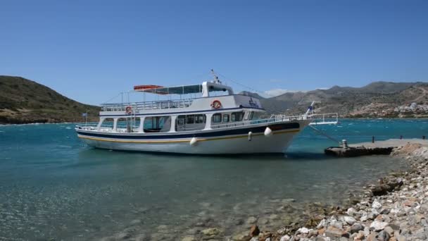 O tradicional iate a motor grego para o transporte de turistas na ilha de Spinalonga, Creta, Grécia — Vídeo de Stock