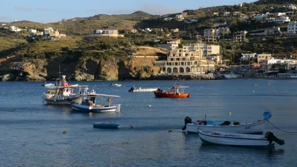 Os barcos gregos tradicionais para pescar perto da praia no por do sol, Creta, Greece — Vídeo de Stock