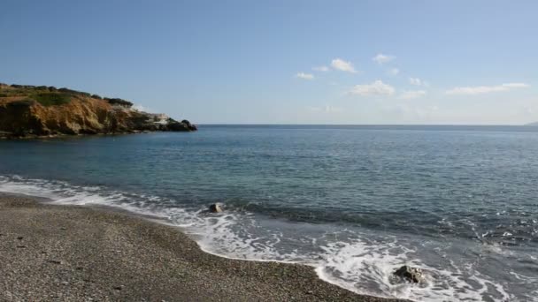 Panorering hyddor på stranden vid lyxhotell, Kreta, Grekland — Stockvideo