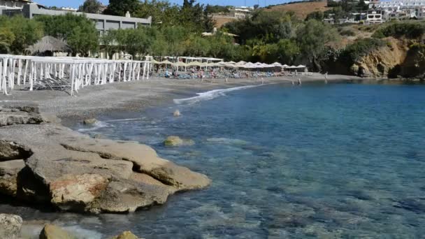 Пляж в роскошном отеле, Крит, Греция — стоковое видео